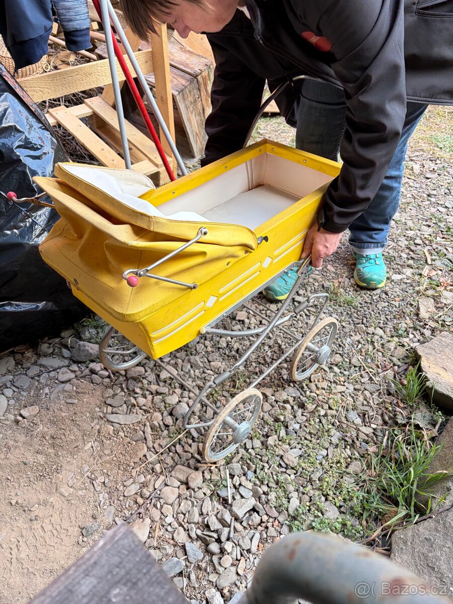 Retro kočárek žlutý - 2