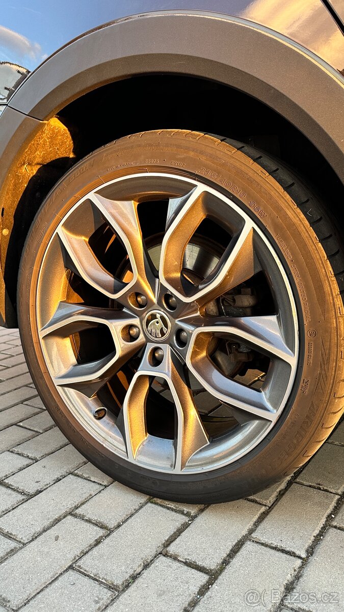 8,0Jx19 ET44, 235/40 R19 96W - 2