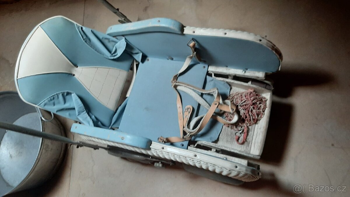 Prodám starožitný kočárek - 2