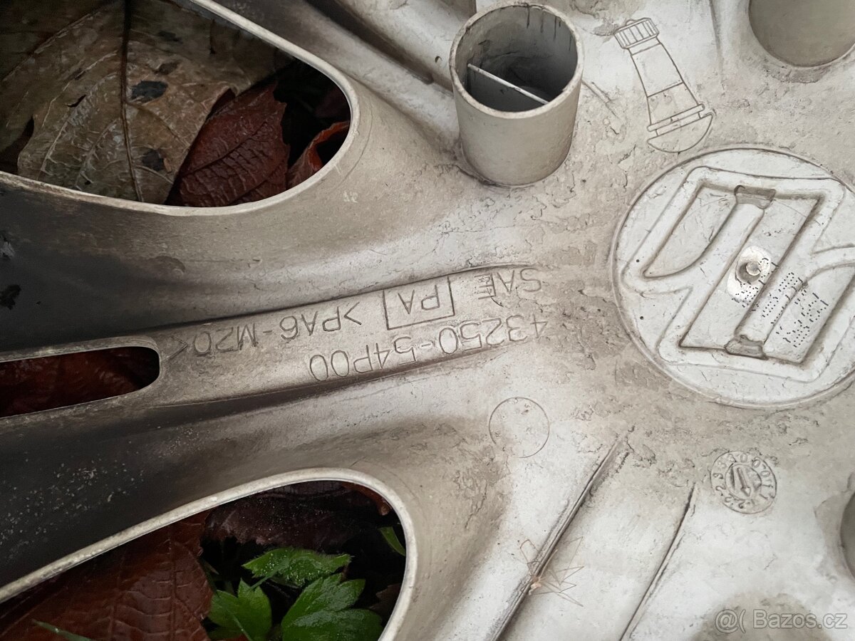 Prodám - Sadu originál poklic R16 Suzuki - 2