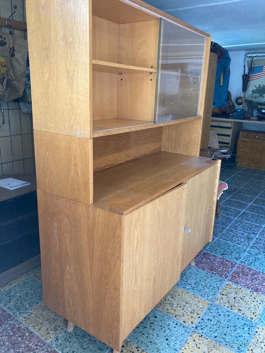 Prodám skříňku s vitrínou - 2