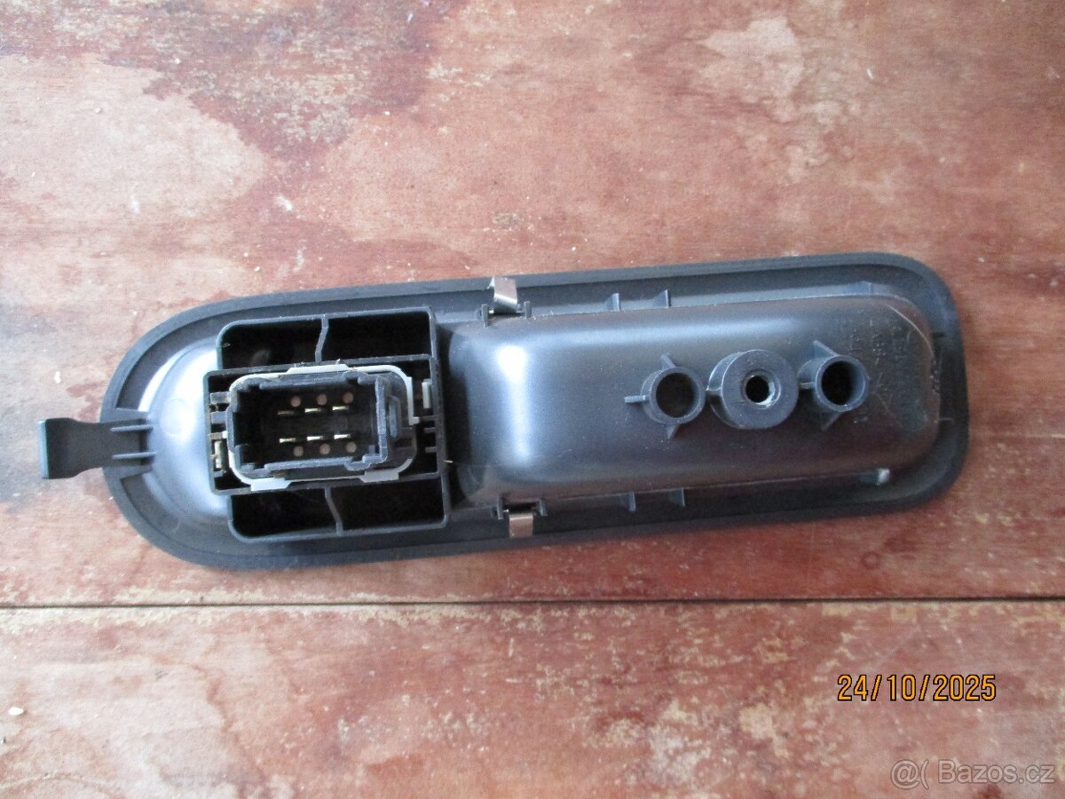 Spínač el. okna v pravo Renault Clio III 2010 - 2