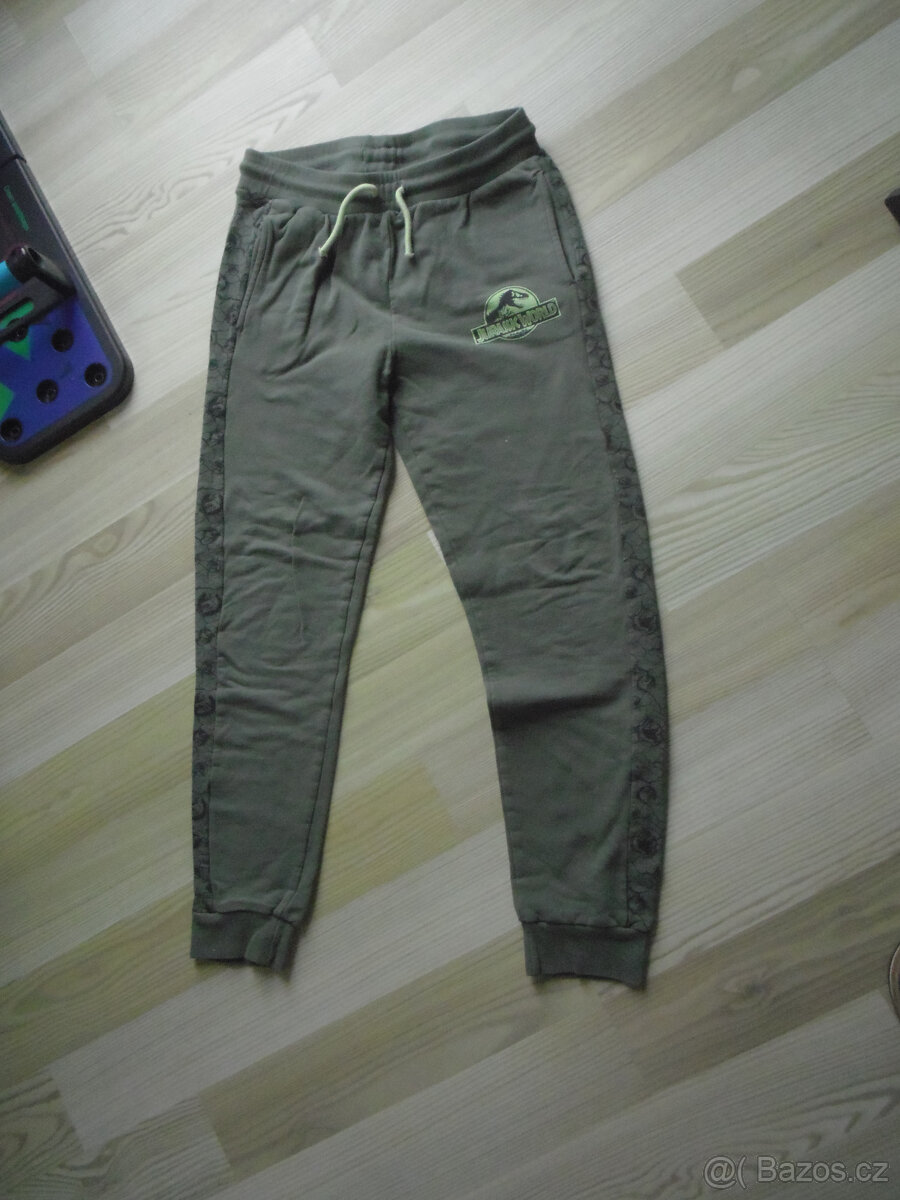 Tepláky Jurassic world vel. 158 - 2