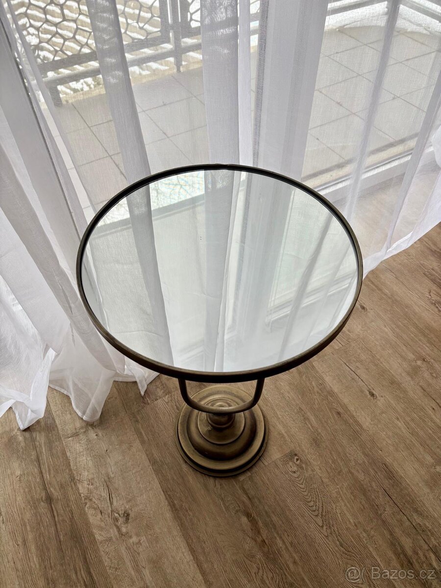 Dekorativní výstavní stolek - 2