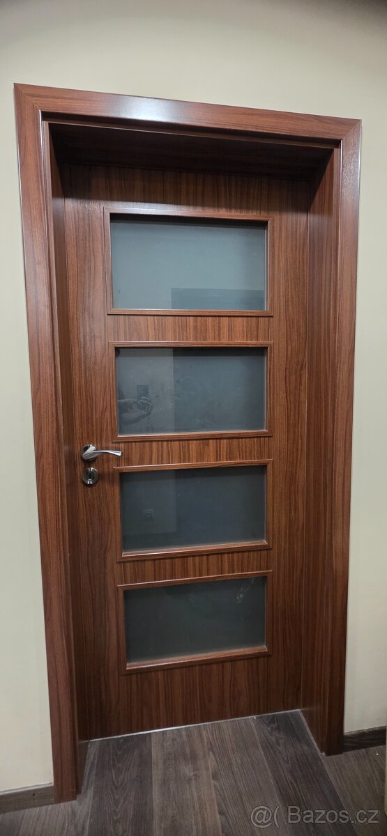 Vnitrni dvere od Sapeli vcetne obložek,7 kusů - 2