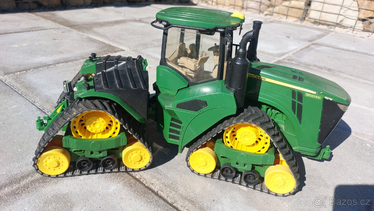 Prodám Bruder Pásový traktor John Deere 2492/02 - 2