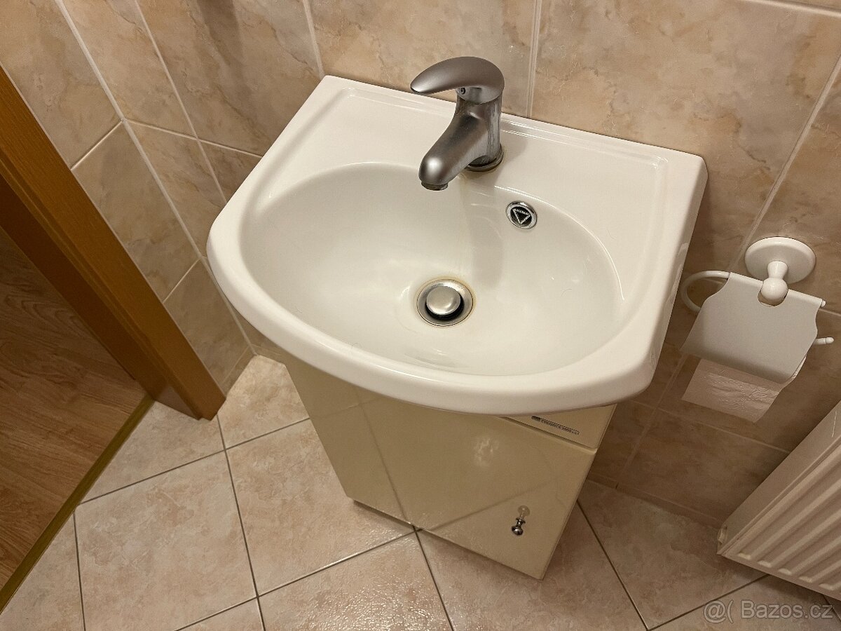Koupelnová skříňka - 2