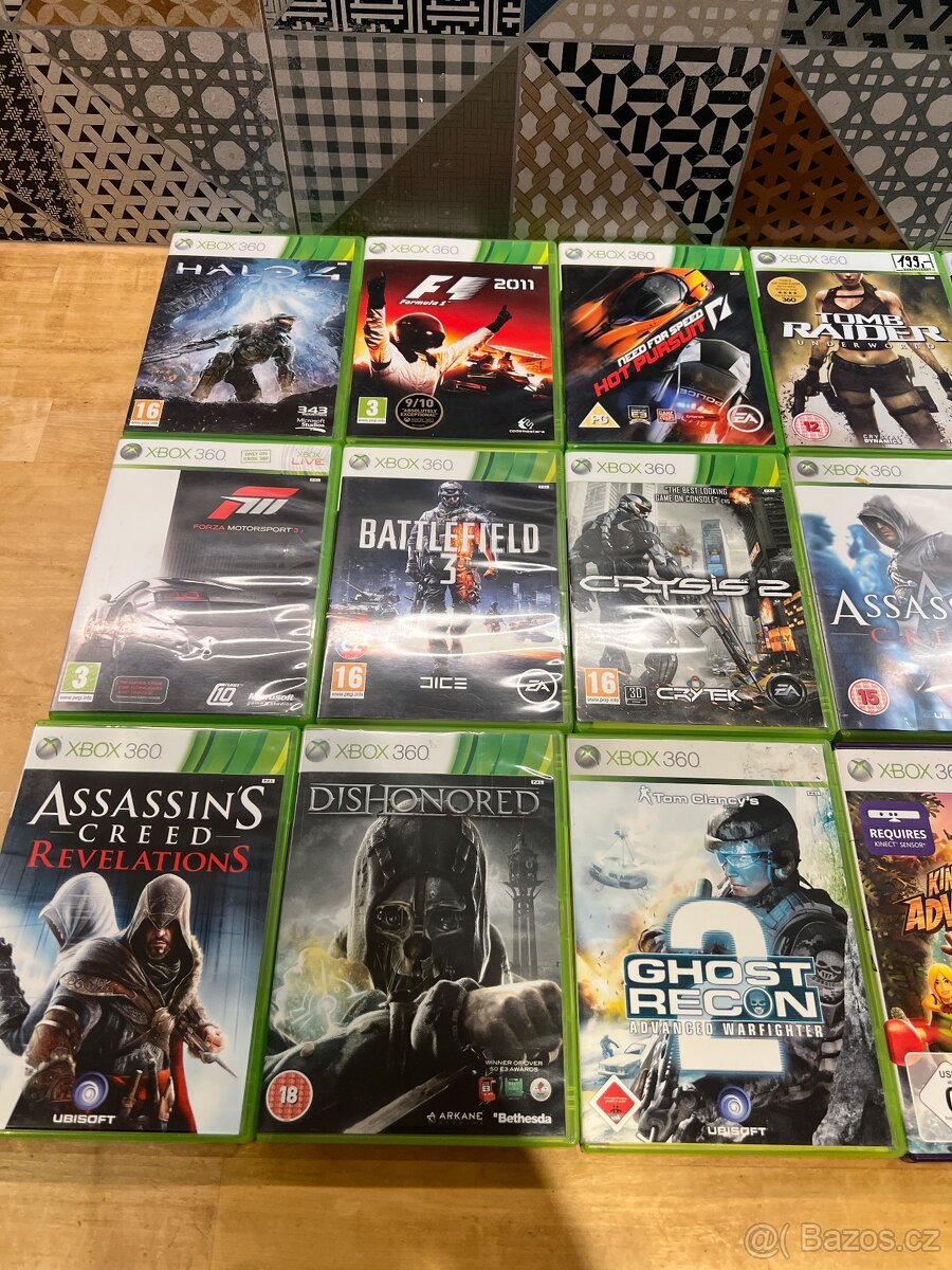 Xbox 360 Slim 250GB + Kinect + 27 her + herní ovladače - 2