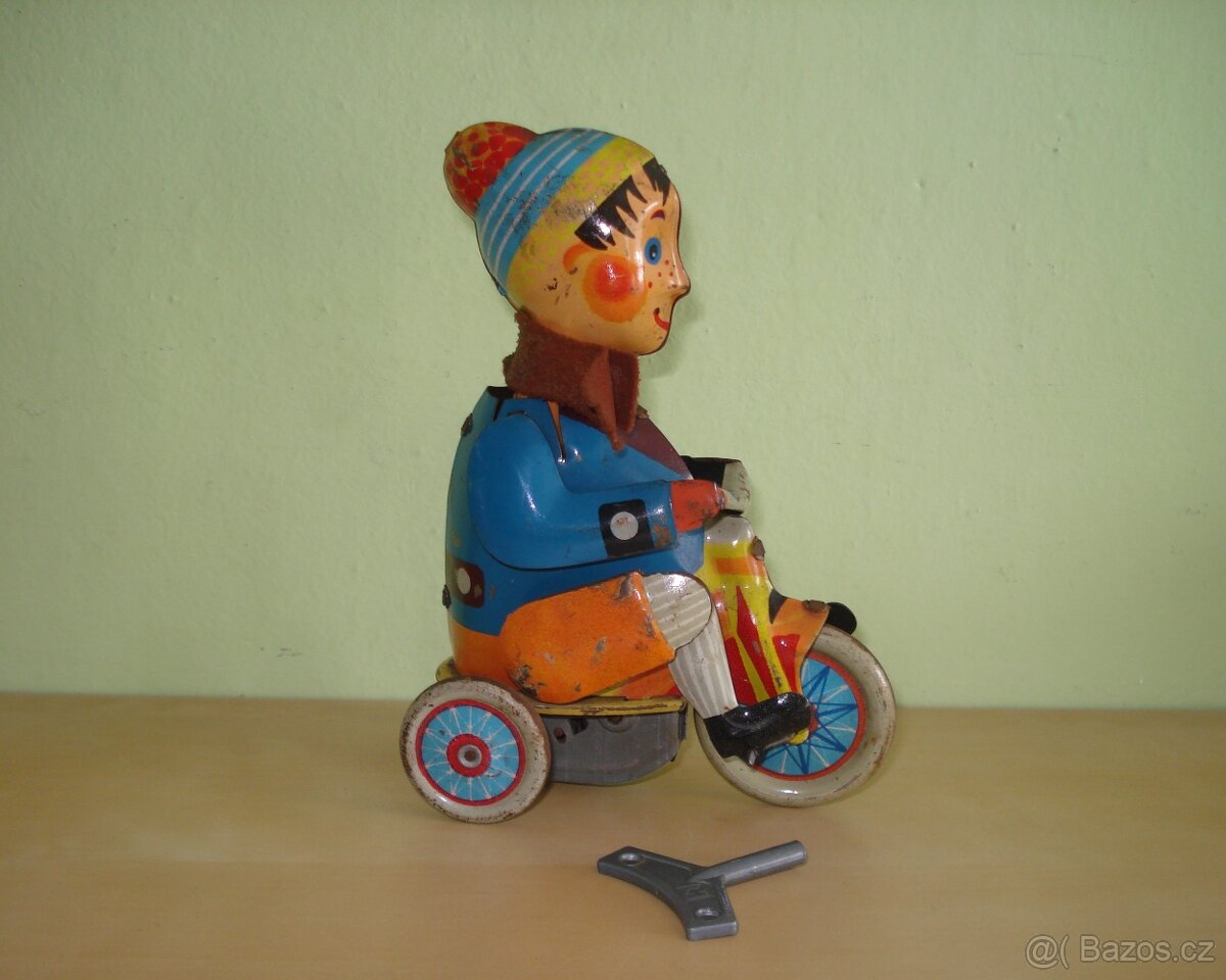 Kluk na tříkolce - 2