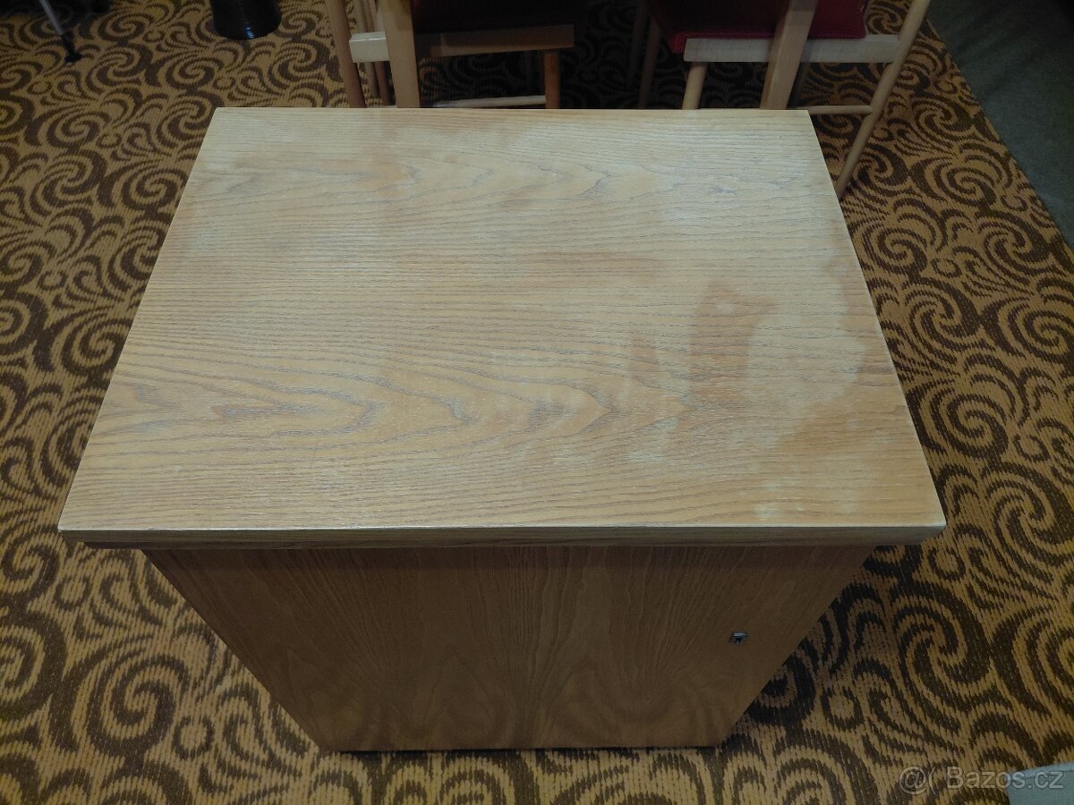 Skříňkový šicí stroj - 2