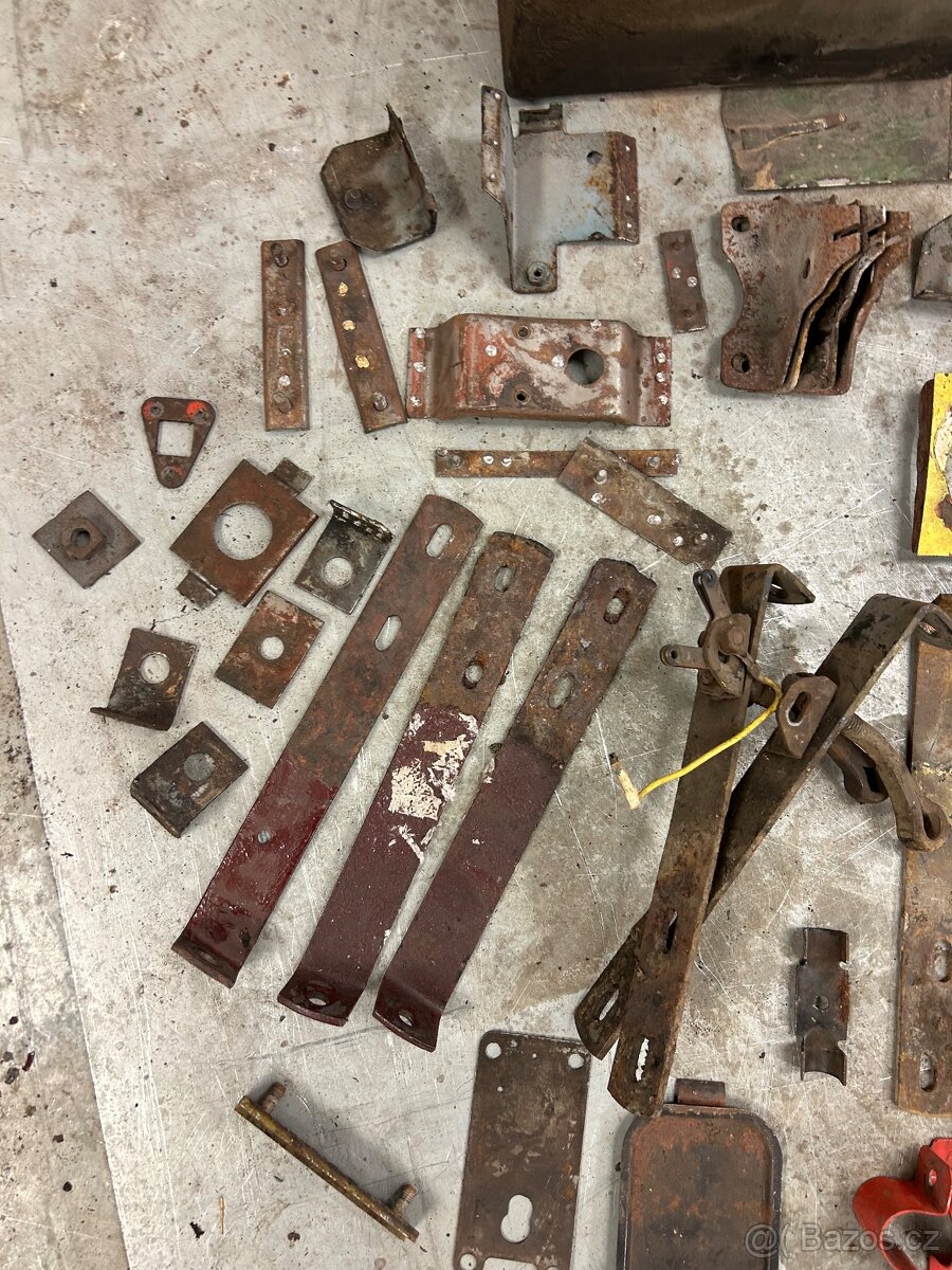 Skoda 110r / 110ls / 100 - kastlík baterky, držáky - 2