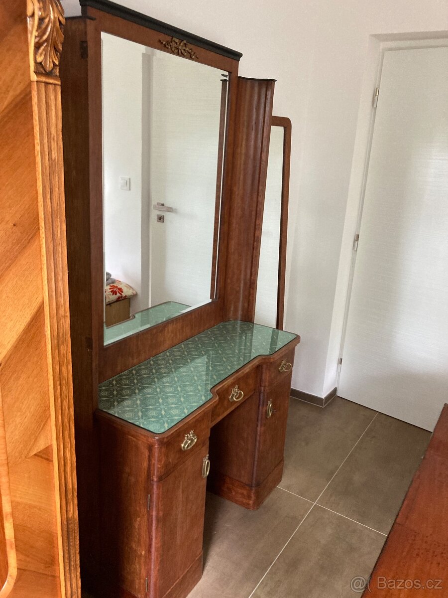 Starožitná toaletka a stolky - 2