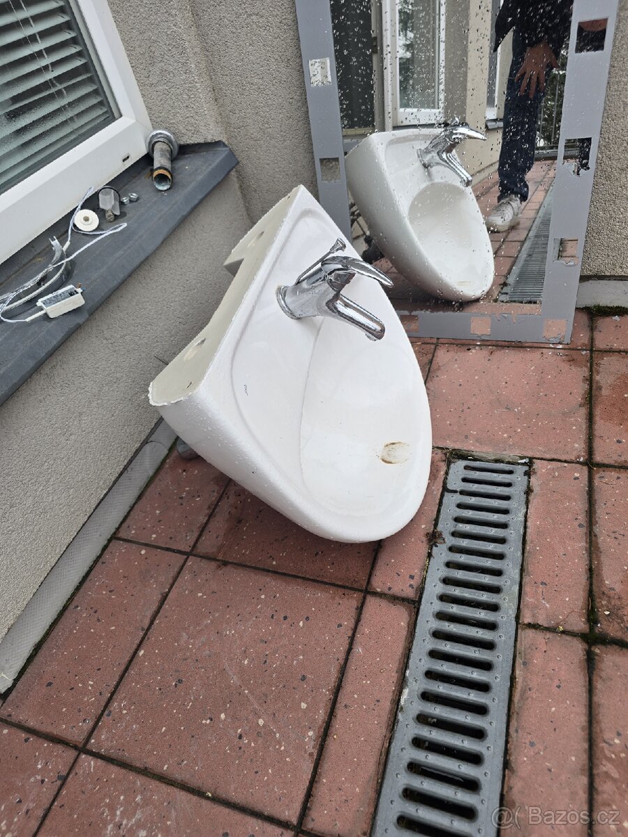 umyvadlo s baterií - 2