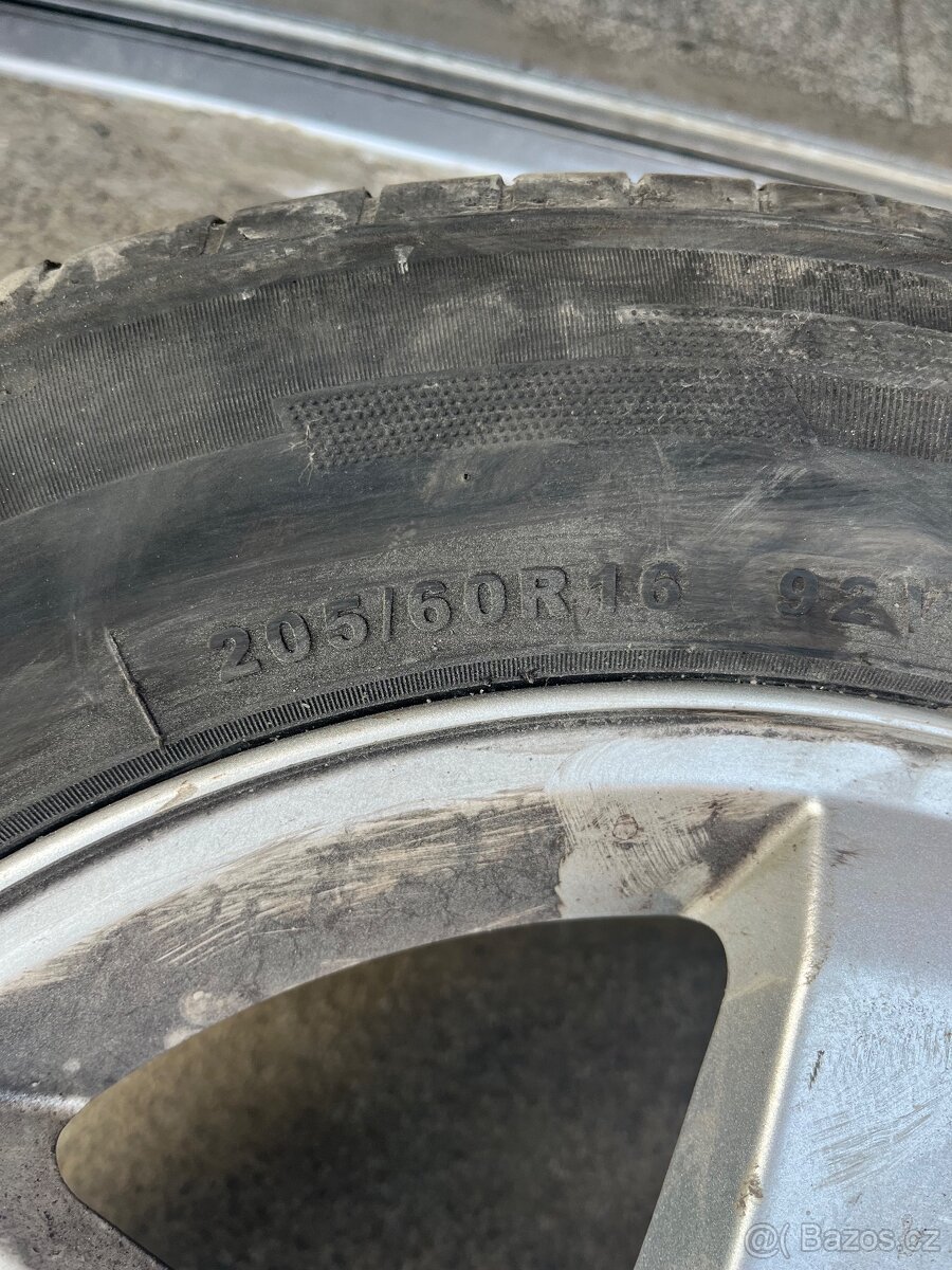 Pneu 205 /60 R16 - 2
