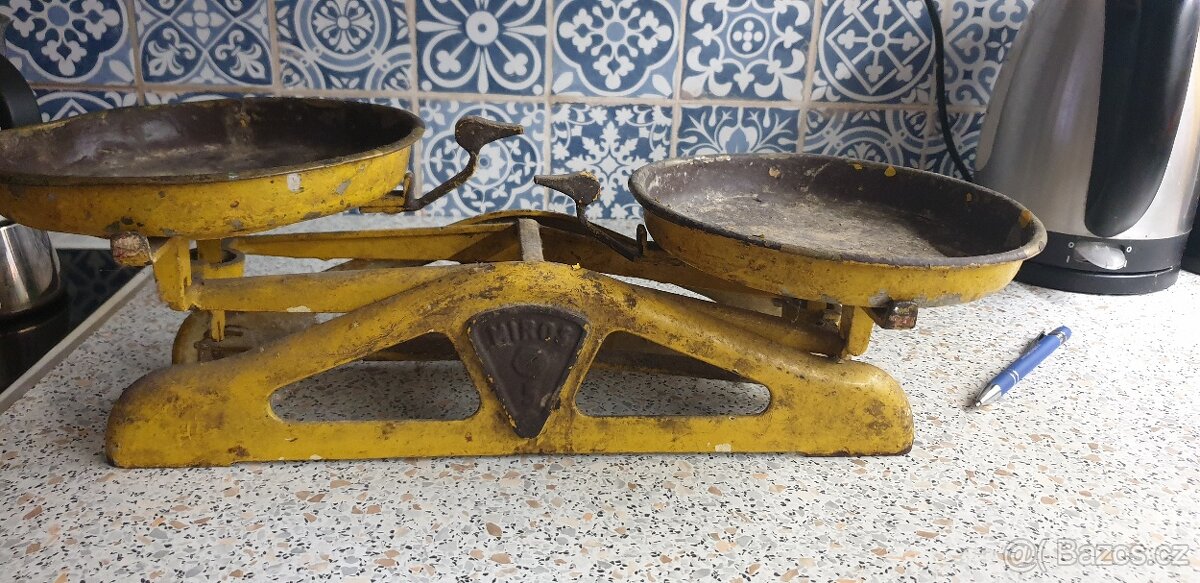 Stará dvoumisková váha - 2