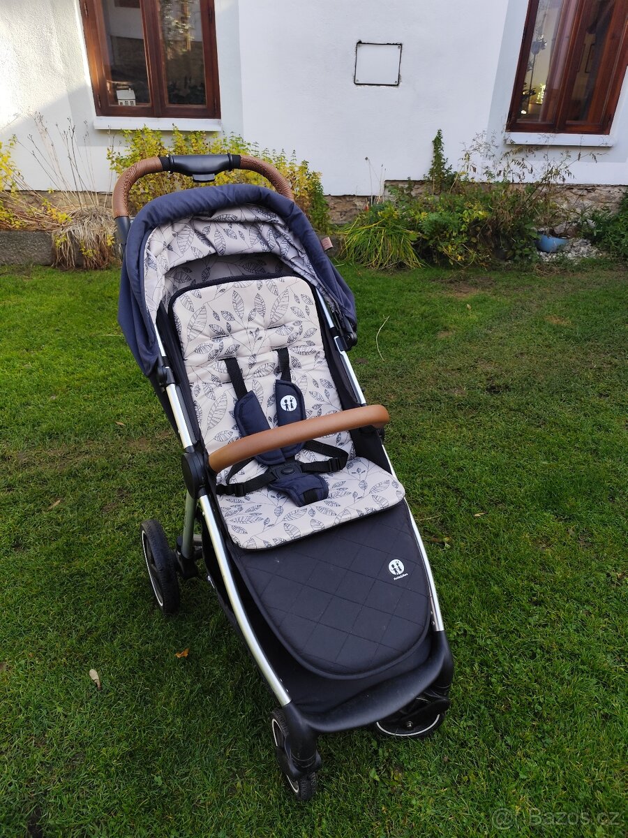 Krásný kočárek Petite Mars royal - 2