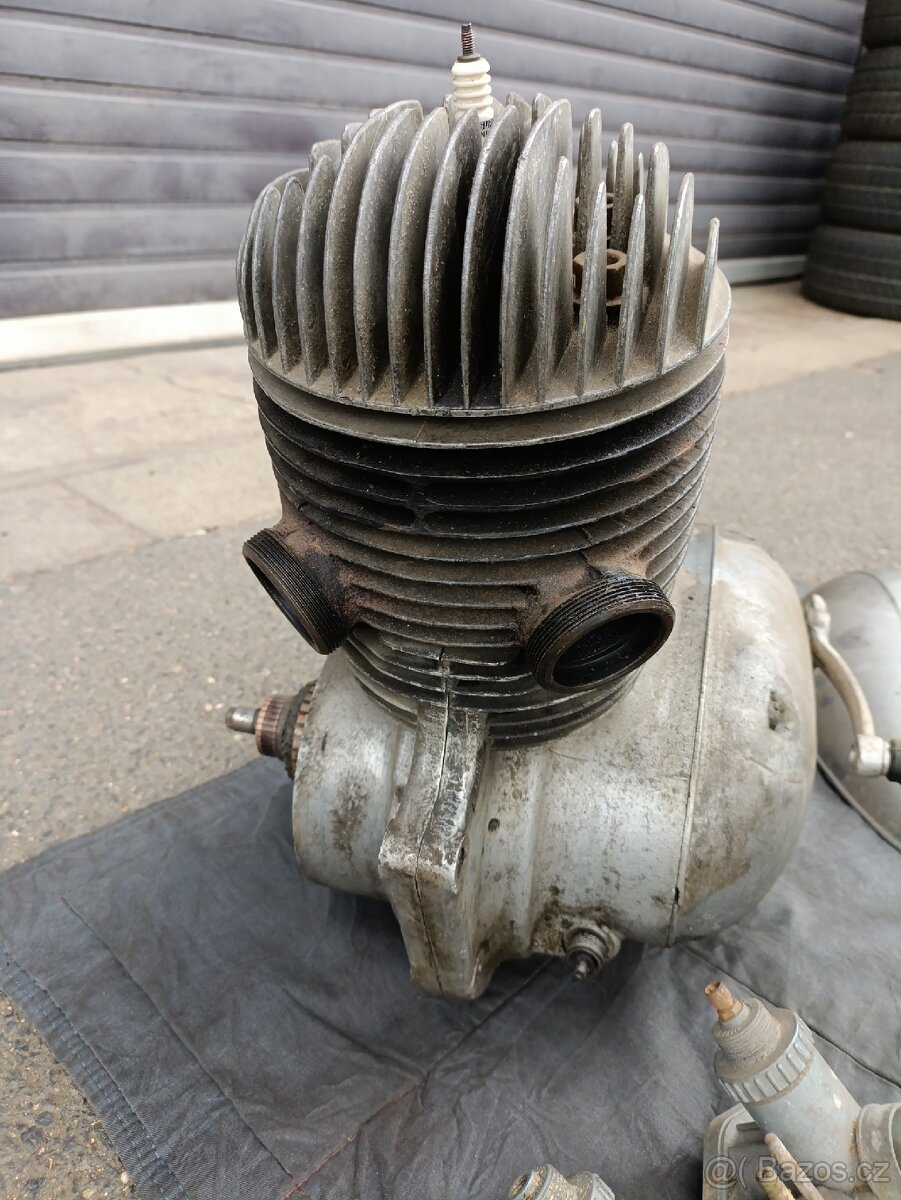 Jawa 250 motor - 2