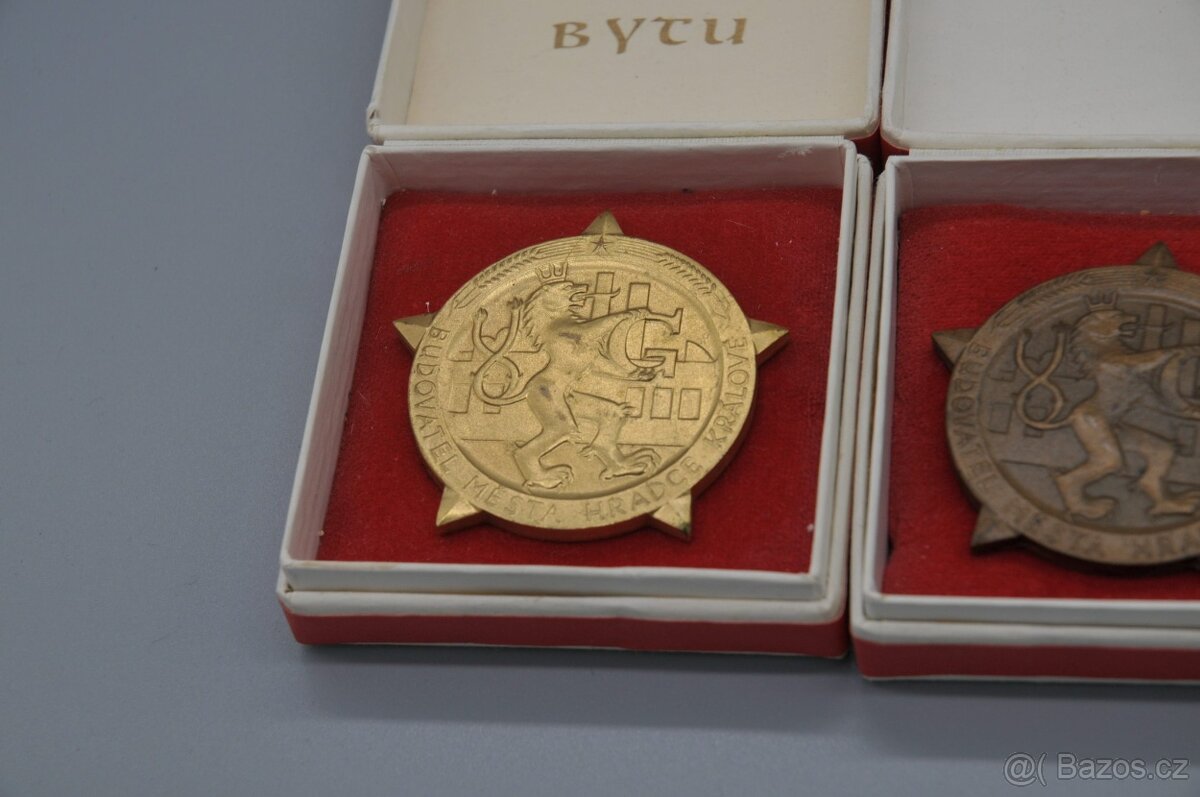3 x plaketa medaile Budovatel Hradce Králové - 2