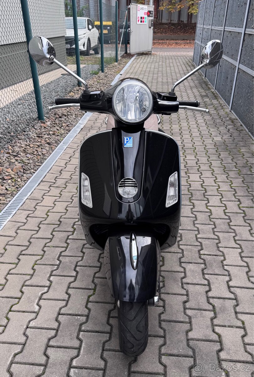 Vespa GTS 125 Nero Vulcano - 2