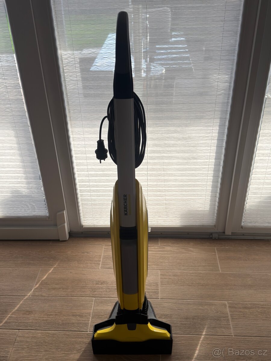 Podlahový mycí stroj KÄRCHER FC 5 1.055-500.0, černo/žlutý - 2