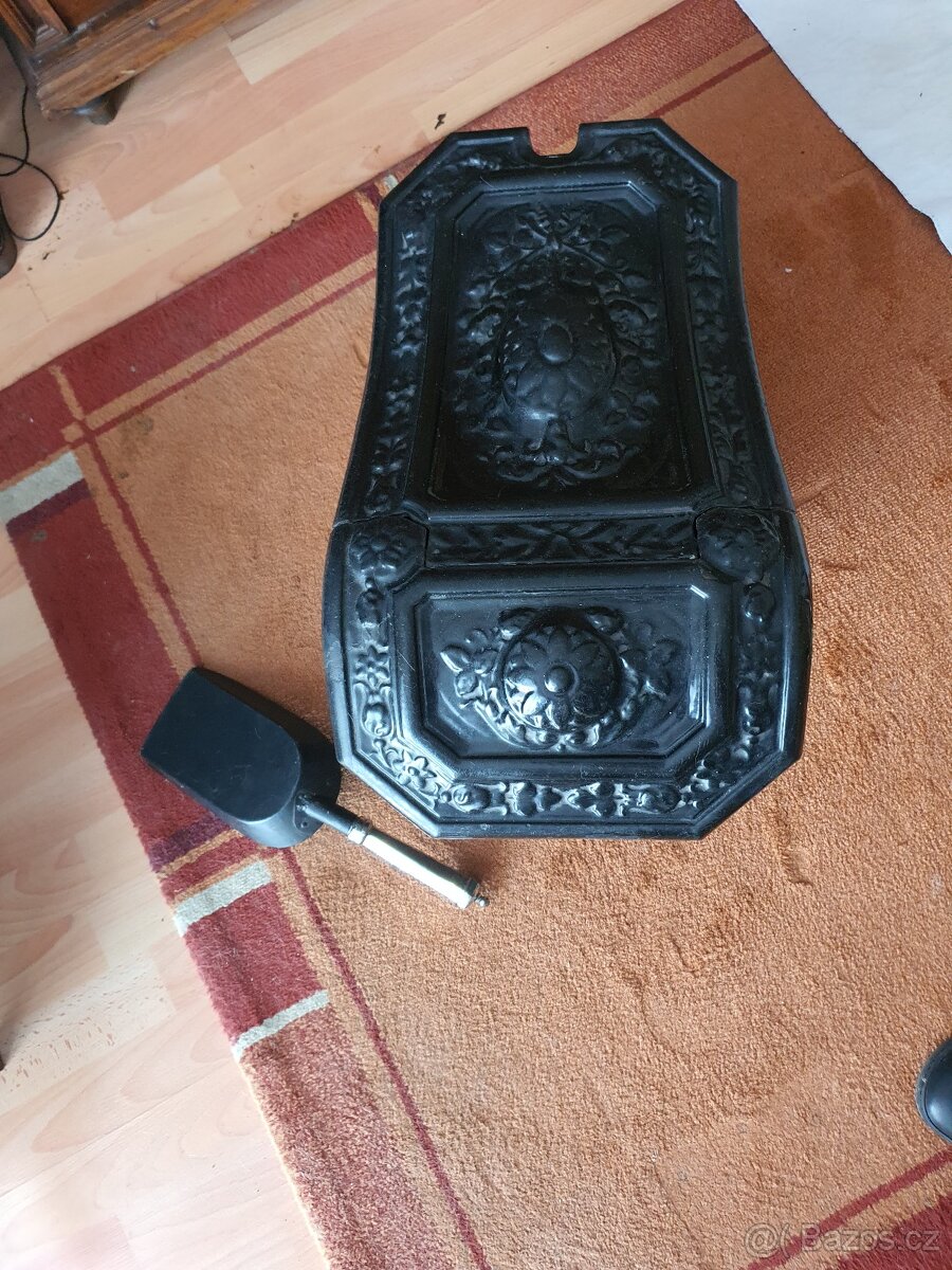 Litinový uhlák s lopatkou - 2