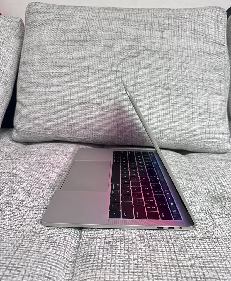 MacBook Pro 13¨ Retina Silver, i7, rok 2017, 16GB RAM, 1TB - 2