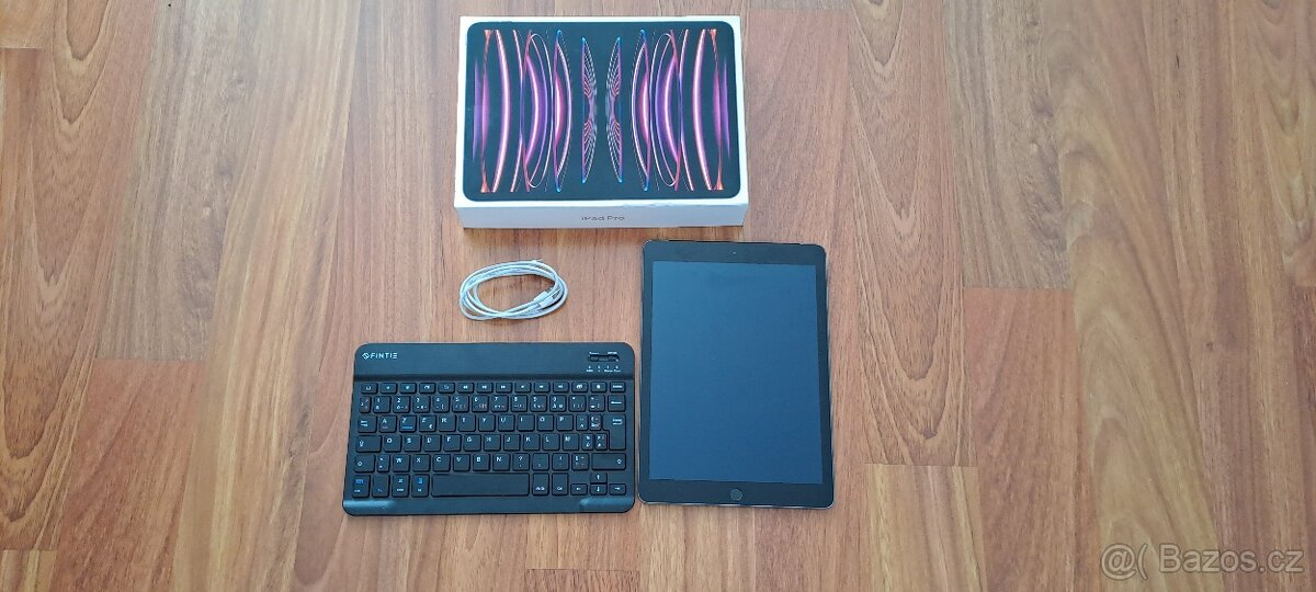 Prodám Apple Ipad 5 Generace 32GB s klávesnici - 2