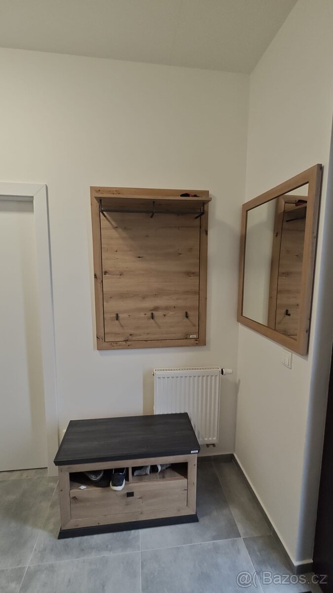 Předsíňová stěna, věšák, skřínka a zrcadlo. - 2