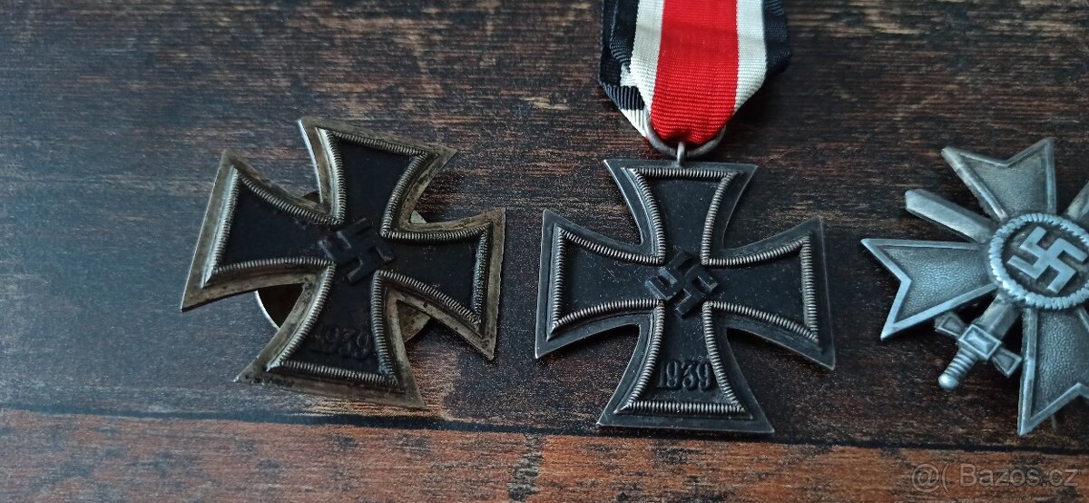 Medaile, vyznamenání, odznaky. - 2