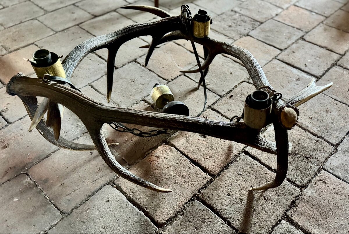 Lustr, Lampa z jeleního paroží 3-ramenná. - 2