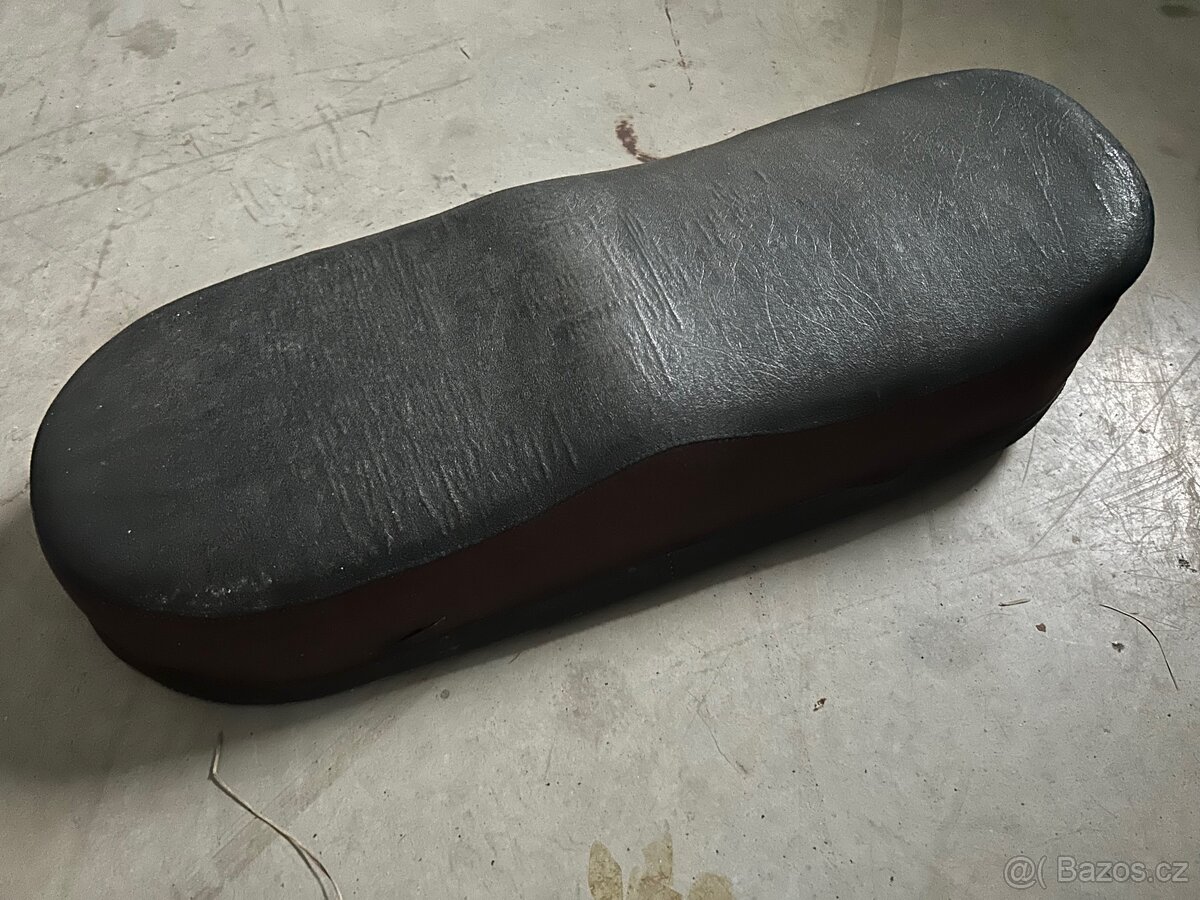 Sedlo ČZ 501,502 originál černo červené - 2