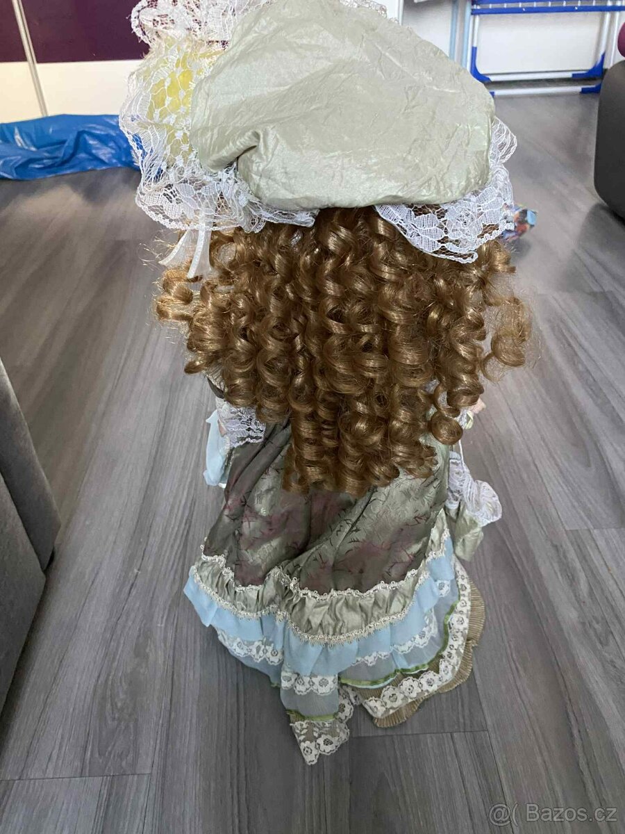 Porcelánová panenka výška 57cm se stojánkem - 2