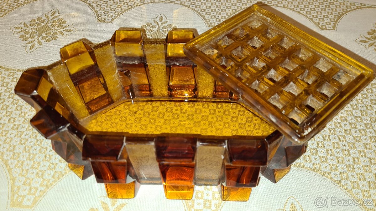 MISKA NA KVĚTINY - 2