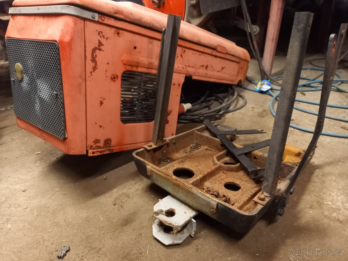 Zetor přední kapota a vana - 2