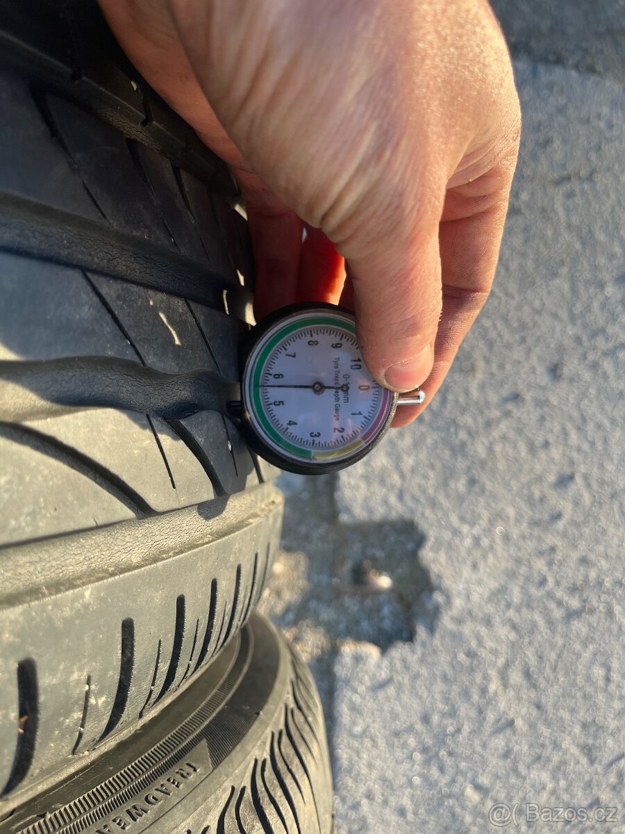 Pneu 215/45/16 - 2
