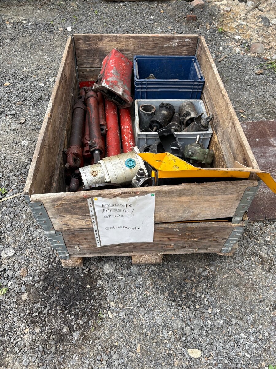 Díly traktor RS 09 (závaží, čerpadla, portály atd.) - 2