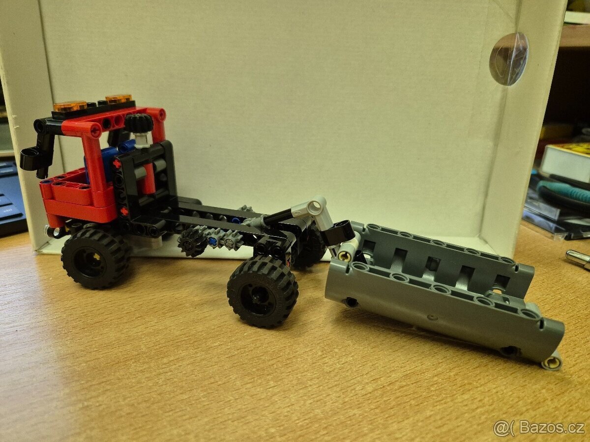 LEGO Technic 42084 Hákový nakladač - 2