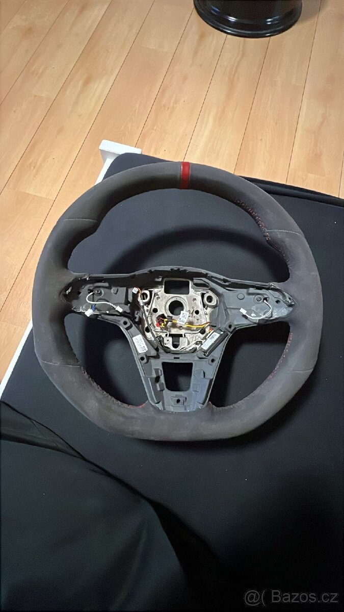 Volkswagen GOLF 8 - alkantarový volant - 2
