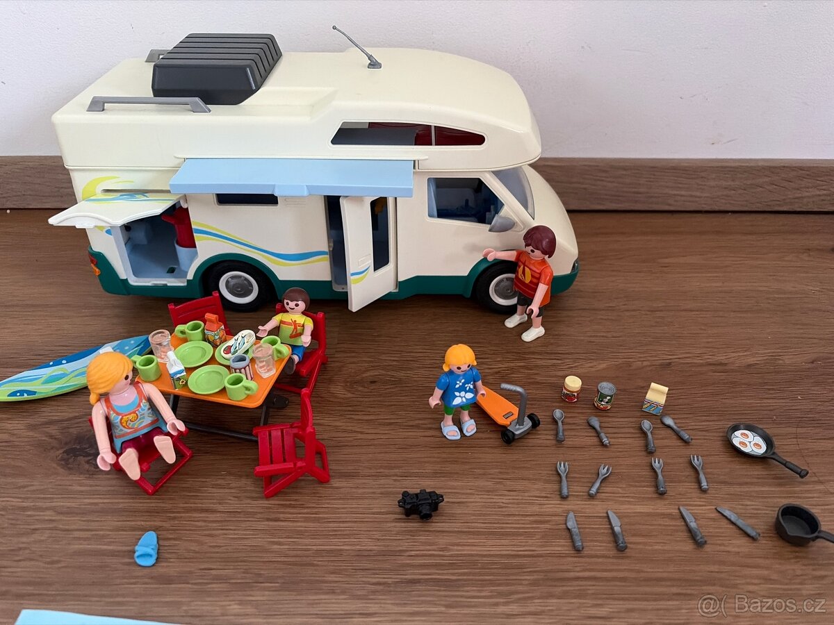 Playmobil 6671Rodinný karavan - 2