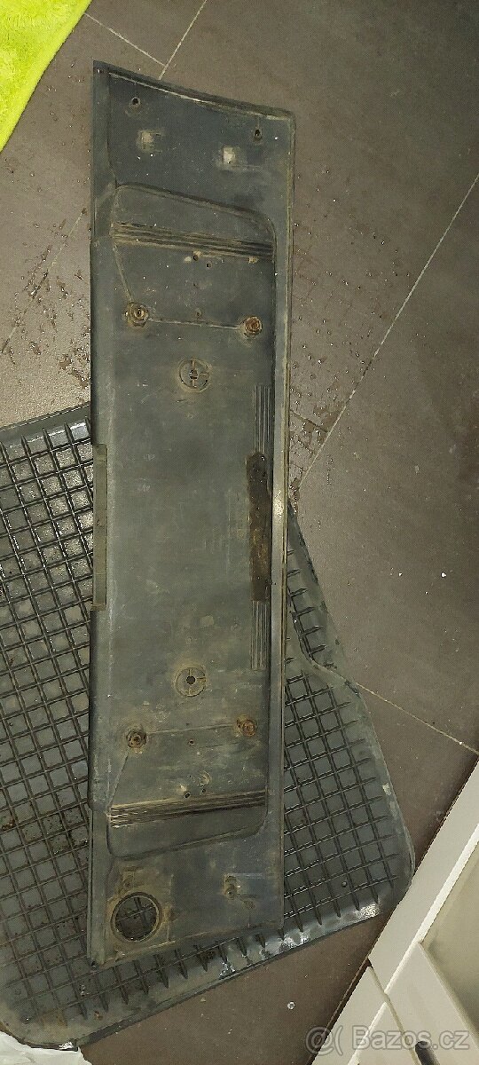 Plast na A6 C4 Avant okolo SPZ - 2