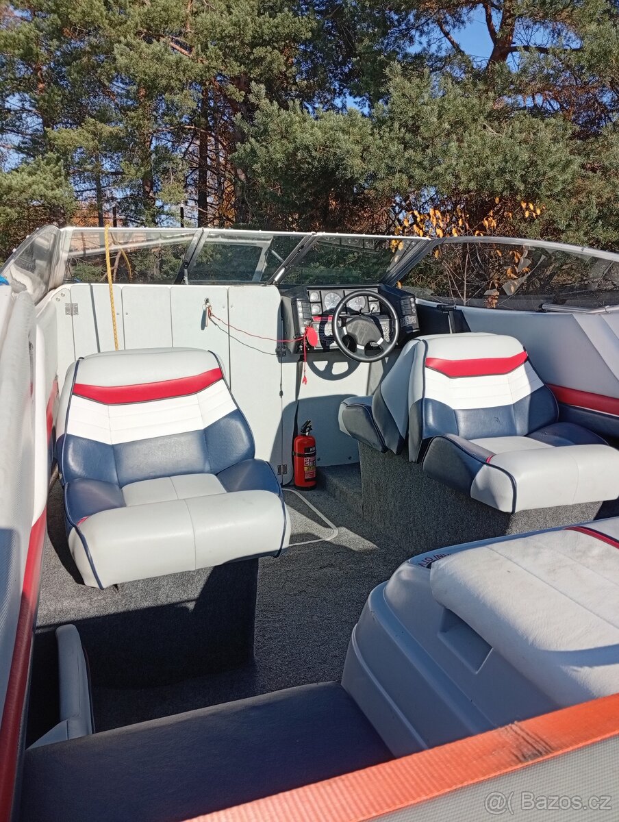 Motorový člun, kajutová loď - 2