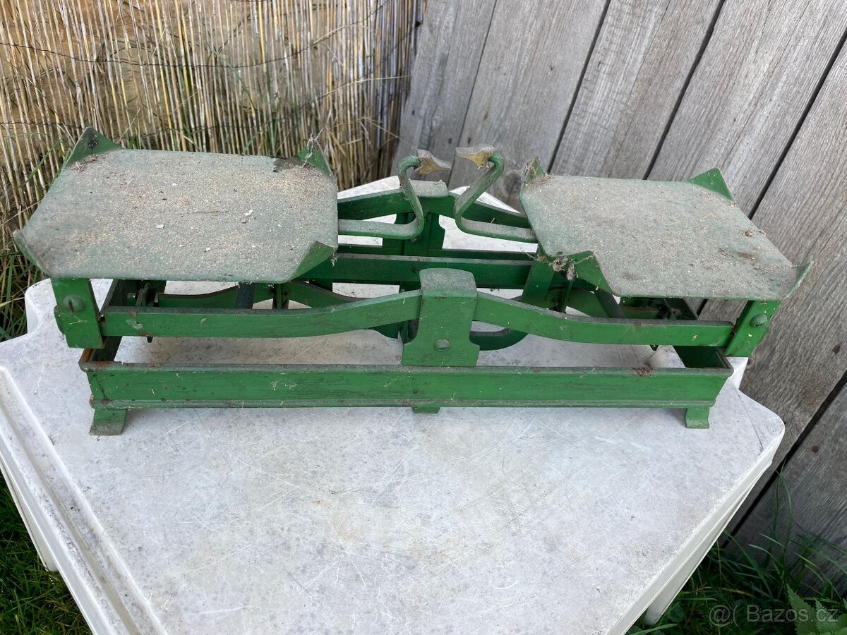 Prodám staré váhy pěkná práce retro - 2