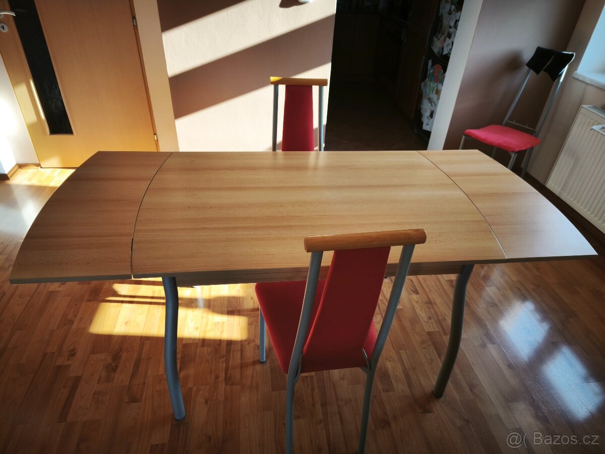 Jídelní stůl + dvě židle - 2