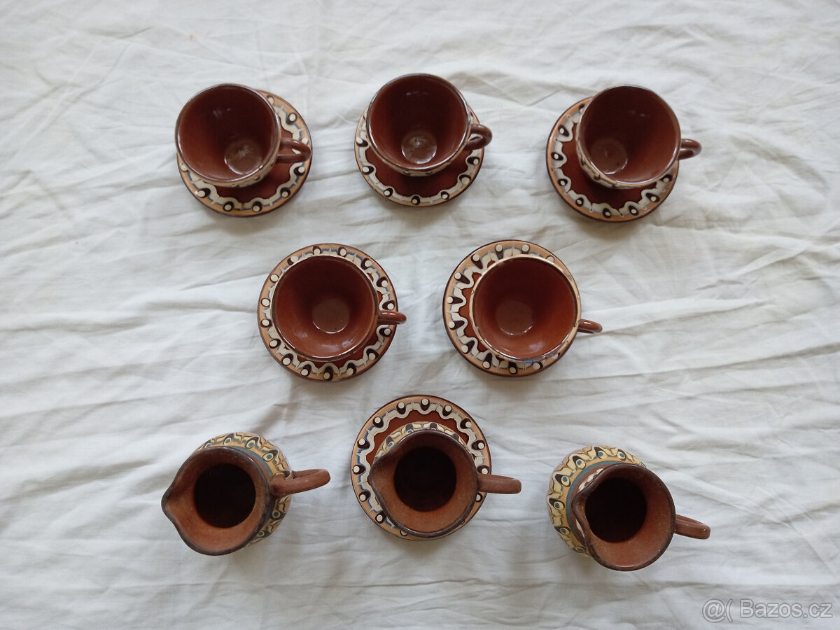 Hrnečky s podšálky hnědé. - 2