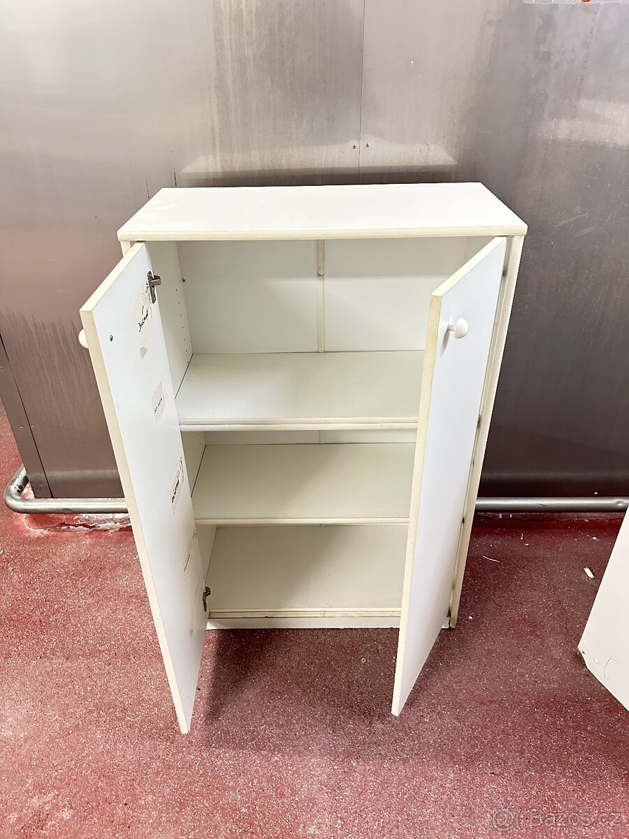 Skříňka s policemi - 2