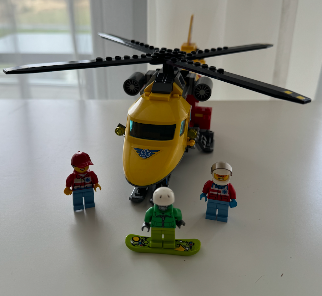 Lego Ambulance helicopter 60179 - 2