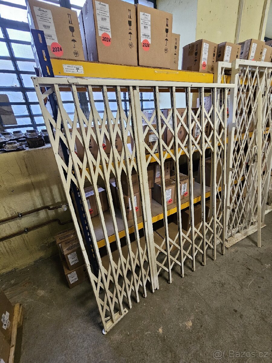 3ks kovové + 1ks nůžkové mříže - 2