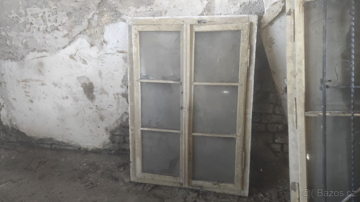 Staré dřevěné okno, 5 ks - 88x123 cm, dřevěná okna - 2