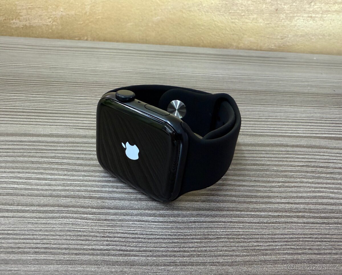 Apple Watch SE 2022 44mm černé, pěkný stav - 2