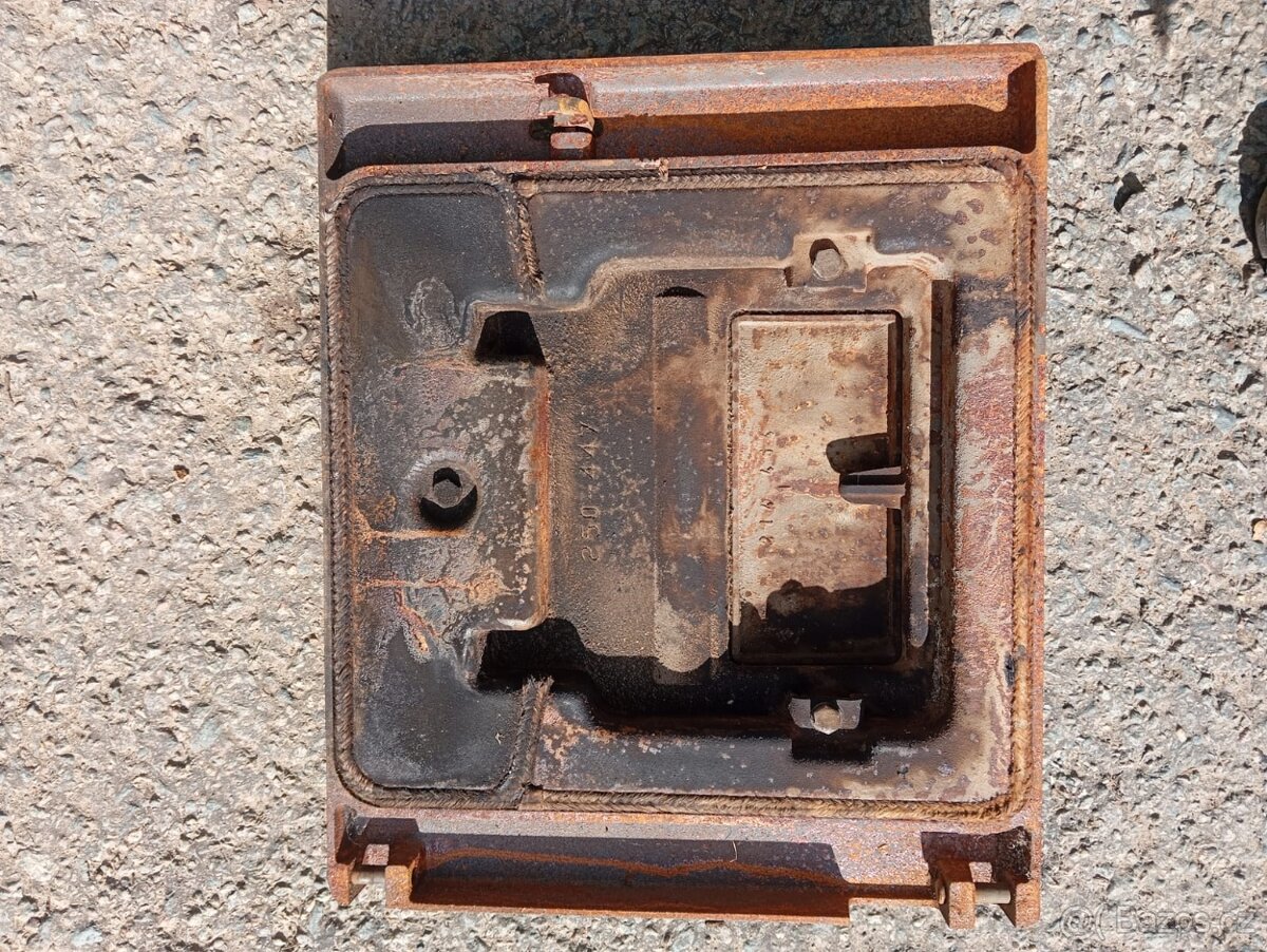 popelníková dvírka Viadrus Hercules U 26, a novější - 2